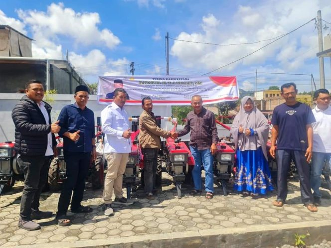 
 TA Khalid Berikan 7 Hand Traktor untuk Petani Aceh Tengah