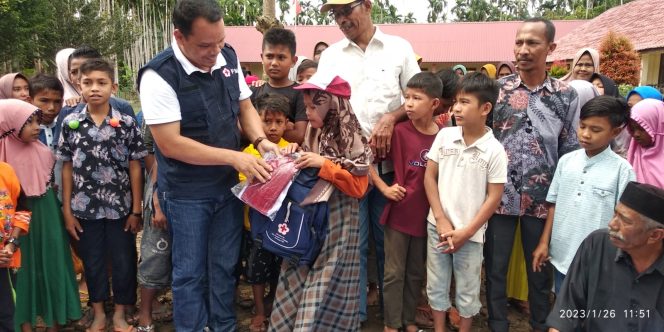 
					PMI Kabupaten Aceh Utara Berikan 300 Seragam Sekolah Anak Korban Banjir