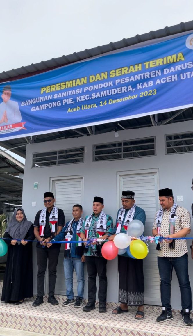 
 Muslim, S.HI.,MM Serahkan Bantuan Pembangunan Sanitasi di Dayah Darusa’adah Samudera Aceh Utara